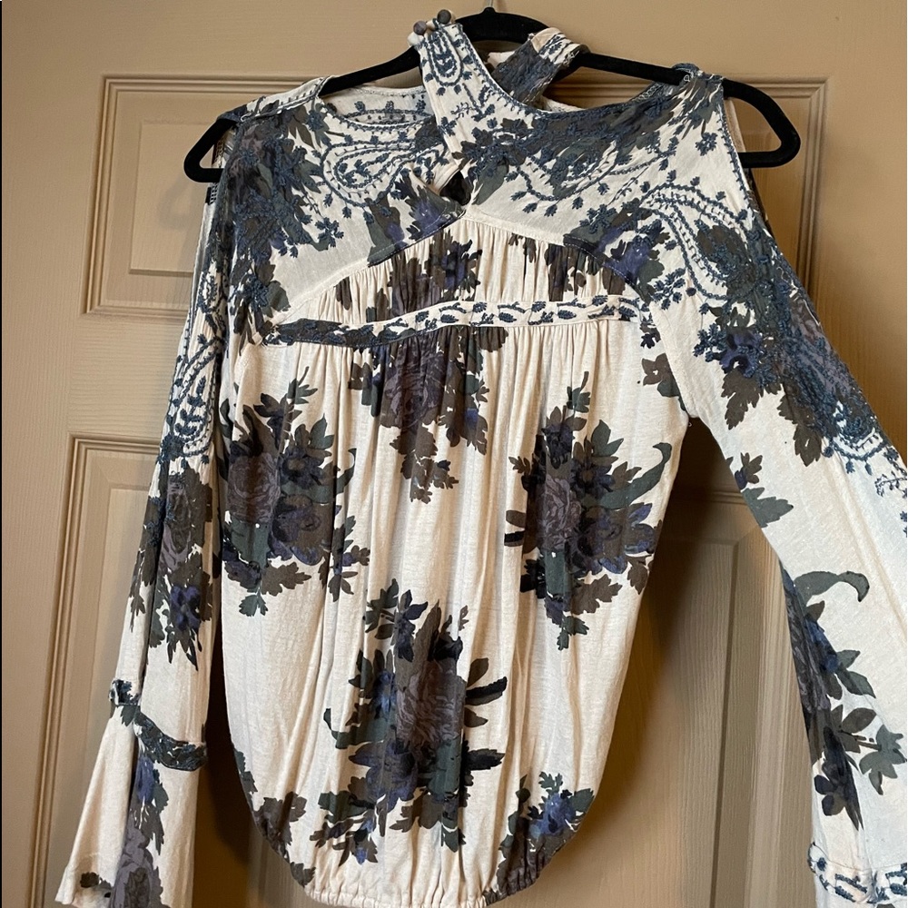 Cold shoulder printed top